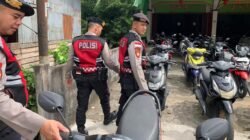 Personel Satuan Samapta Polres Sanggau saat melaksanakan kegiatan patroli rutin guna memantau situasi keamanan di pusat aktivitas masyarakat.
