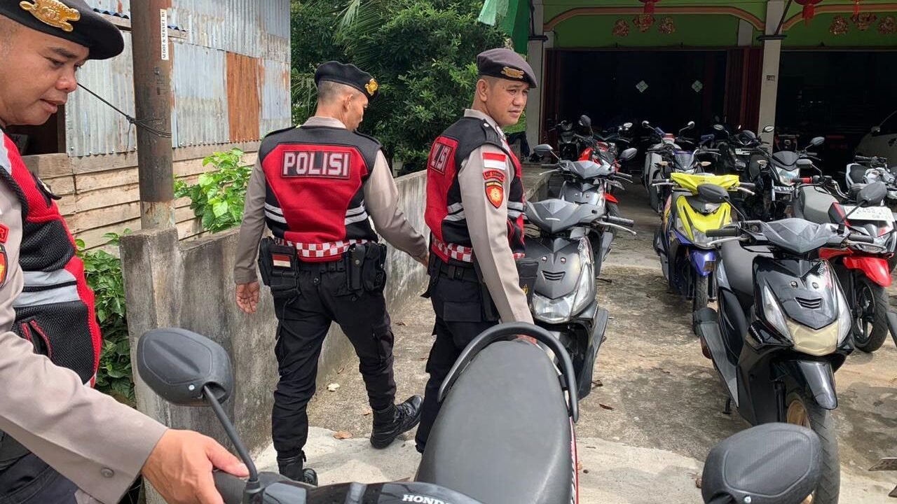 Personel Satuan Samapta Polres Sanggau saat melaksanakan kegiatan patroli rutin guna memantau situasi keamanan di pusat aktivitas masyarakat.