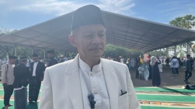 "Ribuan jemaah padati Masjid Raya Mujahidin Pontianak untuk Salat Idulfitri 1447 H. Ketua Takmir Johni Hasan sebut persiapan keamanan optimal meski jumlah jemaah sedikit berkurang."