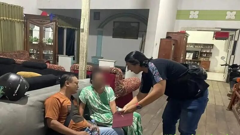 Seorang wanita terduga pelaku tindak pidana pencurian sejumlah perhiasan emas senilai puluhan juta rupiah diamankan petugas kepolisian. (Dok. Ist)