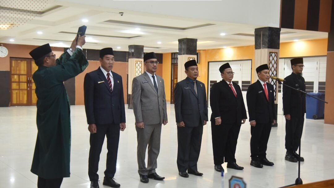 Bupati Kubu Raya Sujiwo memimpin prosesi pelantikan dan pengambilan sumpah jabatan pejabat Eselon II di Aula Praja Utama Kantor Bupati. (Dok. HO/Faktakalbar.id)