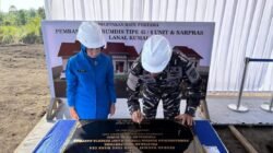 Dankodaeral XII Laksamana Muda TNI Sawa menandatangani prasasti peletakan batu pertama pembangunan Rumdis Lanal Kumai. (Dok. HO/Faktakalbar.id)