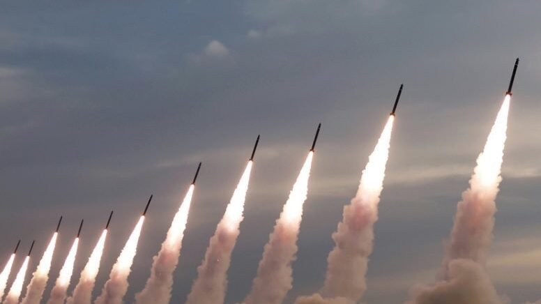 Deretan rudal balistik Iran meluncur secara bersamaan dari landasan peluncuran rahasia pada malam hari. (Dok. Ist)