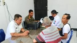 Kasat Pol PP Ketapang Maryadi Asmuie bersama jajaran Dishub dan PPNS saat memberikan pengarahan kepada juru parkir dan pemilik Toko Elegan di ruang PPNS. (Dok. HO/Faktakalbar.id)