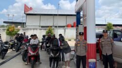 Personel Polsek Entikong saat melaksanakan pemantauan stok bahan bakar minyak dan aktivitas pengisian di SPBU Dusun Sontas, Selasa (24/3/2026).