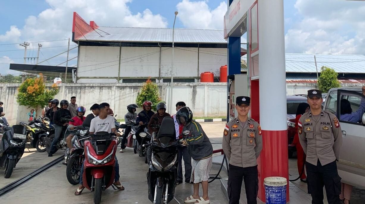 Personel Polsek Entikong saat melaksanakan pemantauan stok bahan bakar minyak dan aktivitas pengisian di SPBU Dusun Sontas, Selasa (24/3/2026).