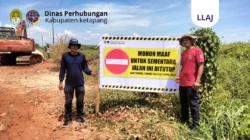 Petugas Dinas Perhubungan Kabupaten Ketapang memasang papan imbauan pelarangan melintas di ruas jalan beton Pelang-Kepuluk. (Dok. HO/Faktakalbar.id)