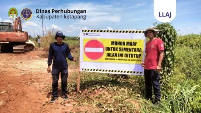 Petugas Dinas Perhubungan Kabupaten Ketapang memasang papan imbauan pelarangan melintas di ruas jalan beton Pelang-Kepuluk. (Dok. HO/Faktakalbar.id)