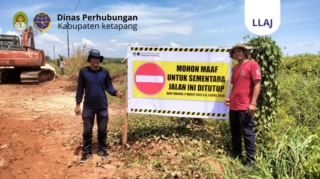 Petugas Dinas Perhubungan Kabupaten Ketapang memasang papan imbauan pelarangan melintas di ruas jalan beton Pelang-Kepuluk. (Dok. HO/Faktakalbar.id)