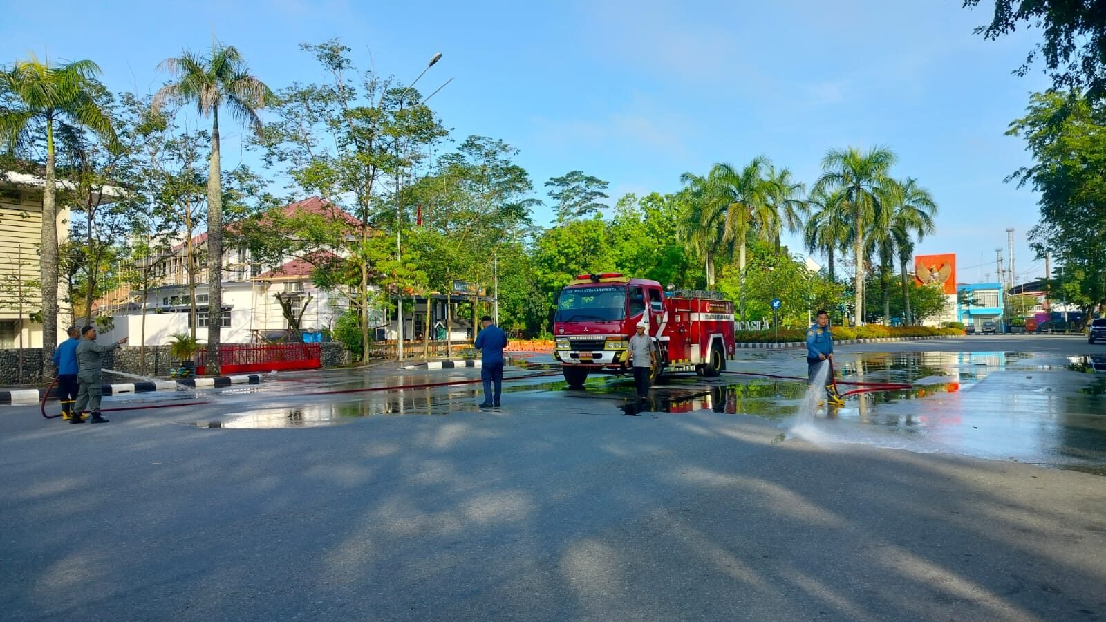 Petugas pemadam kebakaran melakukan penyemprotan air di jalan depan Kantor Wali Kota Pontianak untuk membersihkan area lokasi Salat Idulfitri 1447 H. (Dok. HO/Faktakalbar.id)