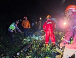 Tiga Orang Meninggal Dunia Akibat Cuaca Ekstrem di Batang, Petugas Evakuasi Kendaraan Rusak