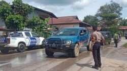 Petugas gabungan dari Polres Sekadau dan Damkar menyiramkan air bertekanan untuk membersihkan tumpahan solar di Jalan Merdeka Timur guna mencegah kecelakaan.