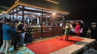 Pemembukaan Eksebisi Meriam Karbit 2026 yang digelar di tepian Sungai Kapuas, Kamis (19/3/2026) malam.