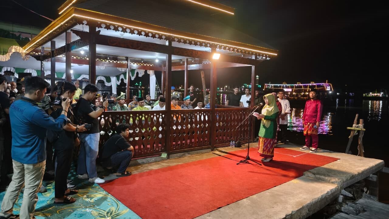 Pemembukaan Eksebisi Meriam Karbit 2026 yang digelar di tepian Sungai Kapuas, Kamis (19/3/2026) malam.