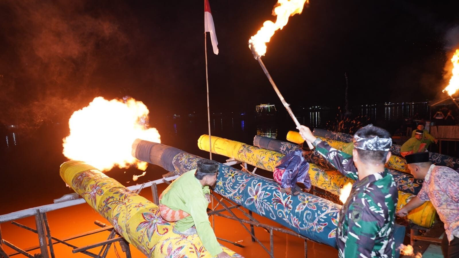 Suasana penyulutan meriam karbit di tepian Sungai Kapuas Pontianak pada malam pembukaan eksibisi menyambut Idulfitri 1447 H. (Dok. HO/Faktakalbar.id)
