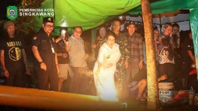 Wali Kota Singkawang Tjhai Chui Mie menyulut meriam karbit didampingi Forkopimda dalam pembukaan Festival Meriam Karbit 2026. (Dok. HO/Faktakalbar.id)