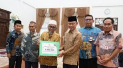 Wali Kota Pontianak Edi Rusdi Kamtono menyerahkan bantuan biaya operasional sebesar Rp2,8 juta secara simbolis kepada Satuki, seorang guru ngaji tradisional berusia 80 tahun. (Dok. HO/Faktakalbar.id)