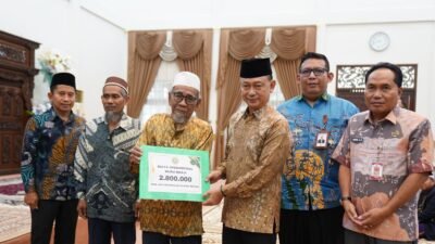 Wali Kota Pontianak Edi Rusdi Kamtono menyerahkan bantuan biaya operasional sebesar Rp2,8 juta secara simbolis kepada Satuki, seorang guru ngaji tradisional berusia 80 tahun. (Dok. HO/Faktakalbar.id)