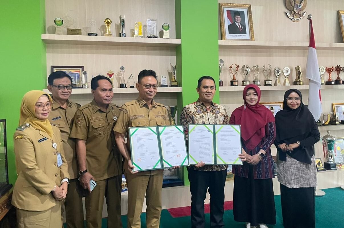 "Pemerintah Kota Pontianak dan Universitas Muhammadiyah Pontianak resmi menjalin kerja sama untuk menunjang visi kota hijau, penataan infrastruktur, hingga program Indonesia ASRI. "