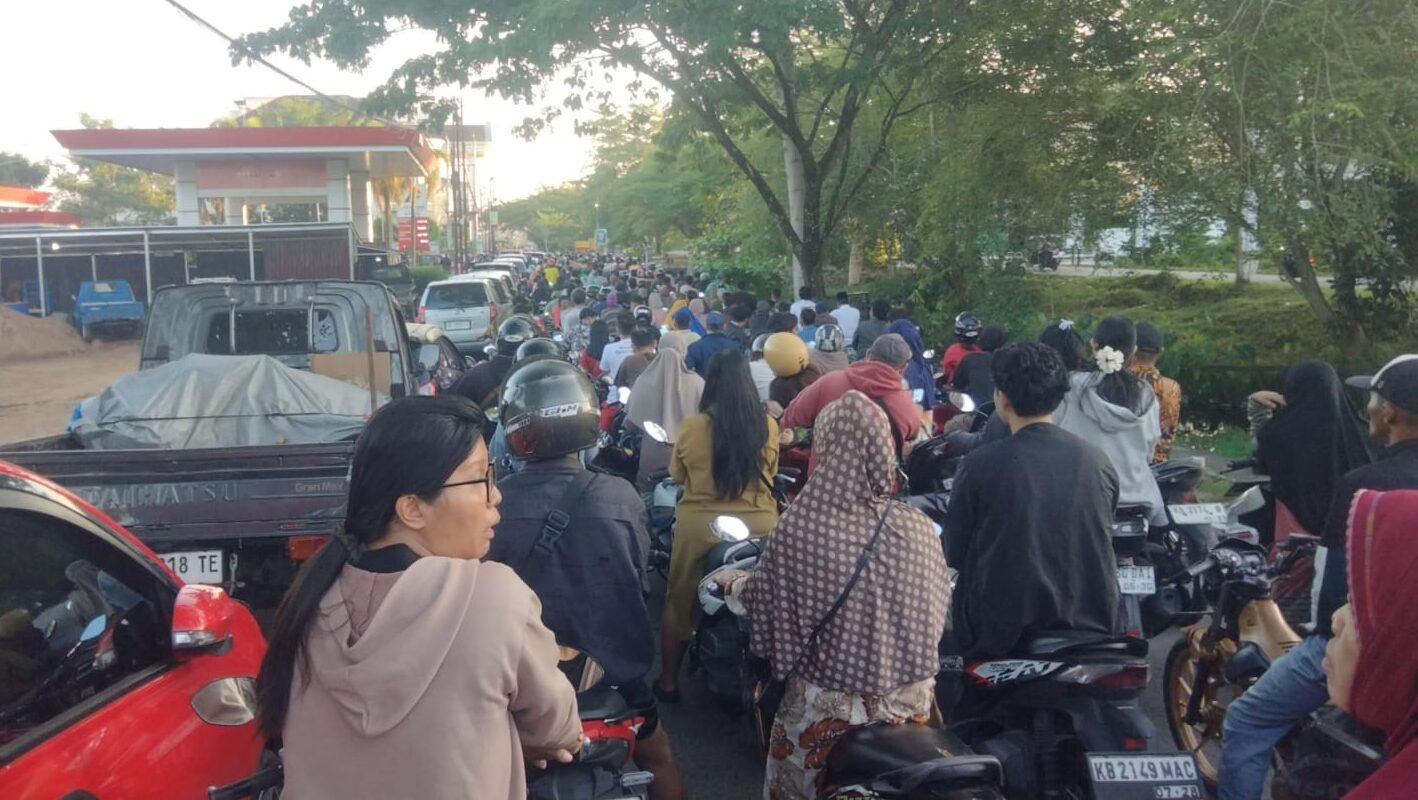 "Pemuda Muhammadiyah Kubu Raya desak pemerintah hadirkan solusi konkret atasi antrean panjang BBM. Simak dampak ekonomi bagi ojol dan jasa travel."