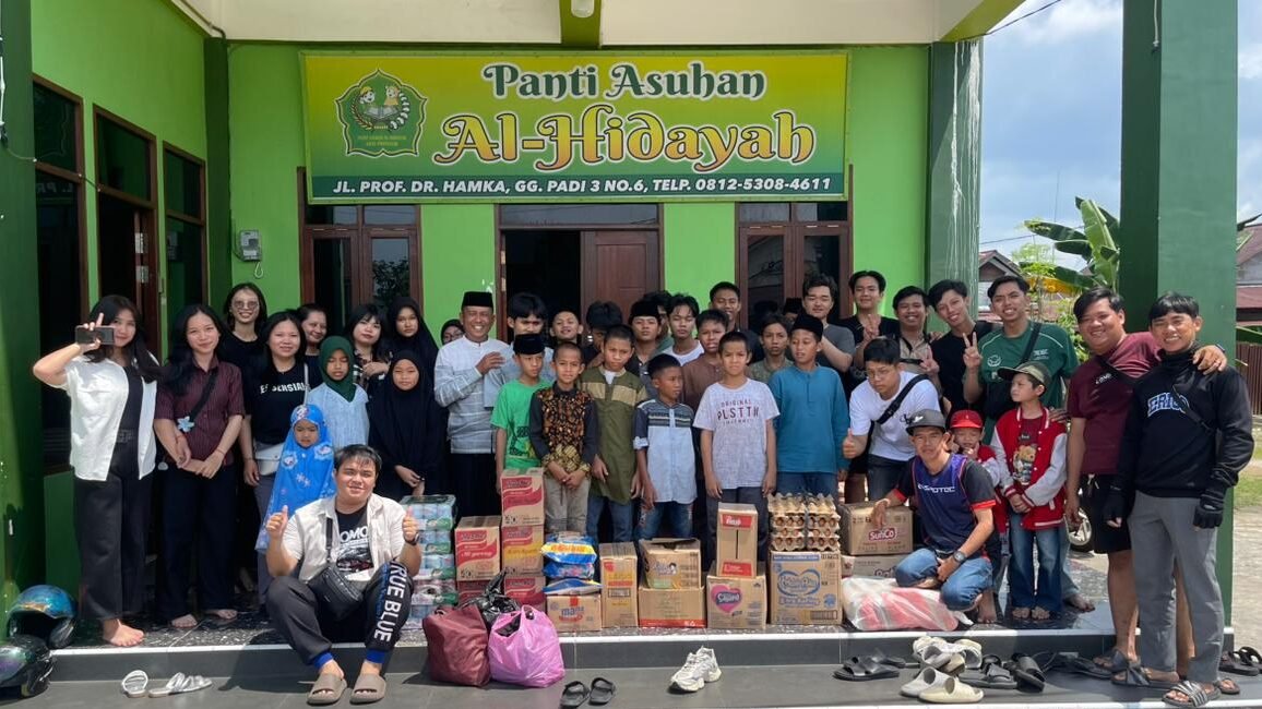 "Usai Cap Go Meh 2026, pemuda pemudi Tionghoa di Pontianak salurkan donasi sembako dan kebutuhan Lebaran ke Panti Asuhan Al-Hidayah sebagai wujud toleransi."