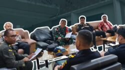 Petugas Karantina Kalimantan Barat Satuan Pelayanan PLBN Entikong melakukan pemusnahan 1,8 ton komoditas ilegal. (Dok. HO/Faktakalbar.id)