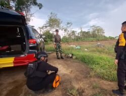Tim Jibom Polda Kalbar Lakukan Pemusnahan Mortir Temuan Warga di Sungai Beduai Sanggau