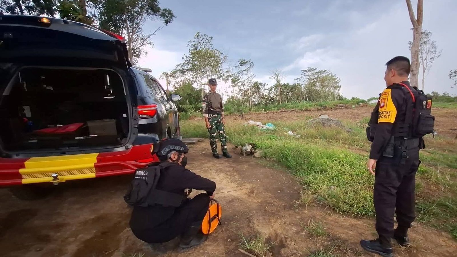 Tim Jibom Gegana Polda Kalbar bersama jajaran Polsek Beduai dan unsur TNI melaksanakan proses peledakan (disposal) mortir temuan warga di area lahan steril.