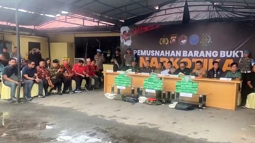 Kepolisian Resor Sintang bersama unsur pemerintah daerah dan tokoh masyarakat saat memusnahkan barang bukti sabu seberat puluhan kilogram.