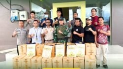 Tim gabungan Karantina Kalbar, TNI, dan Polri berdiri di depan tumpukan kotak beras ilegal merek Royal Feast hasil sitaan di PLBN Entikong. (Dok. HO/Faktakalbar.id)