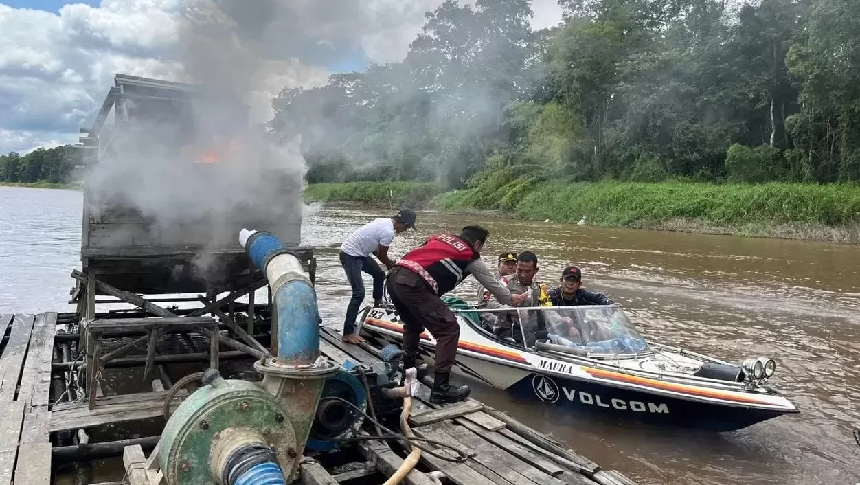 "Dari 22 usulan, baru 3 WPR di Kapuas Hulu yang mengantongi IPR. Penambang keluhkan perizinan sulit sementara razia dan risiko kecelakaan kerja terus mengintai."
