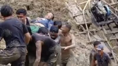 Proses evakuasi para pekerja tambang emas ilegal yang tewas tertimbun longsoran tanah dari dalam lubang galian di Kabupaten Kapuas Hulu.