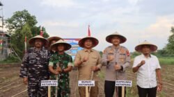 Bupati Ketapang, Kapolres Ketapang Muhammad Harris, dan Dandim 1203 Ketapang berfoto bersama mengenakan caping saat kegiatan penanaman jagung serentak di Desa Paya Kumang. (Dok. HO/Faktakalbar.id)