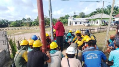 Warga Desa Rangkung melakukan ritual adat syukuran bersama petugas PLN saat penancapan tiang listrik pertama di Kabupaten Ketapang (Dok. HO/Faktakalbar.id)