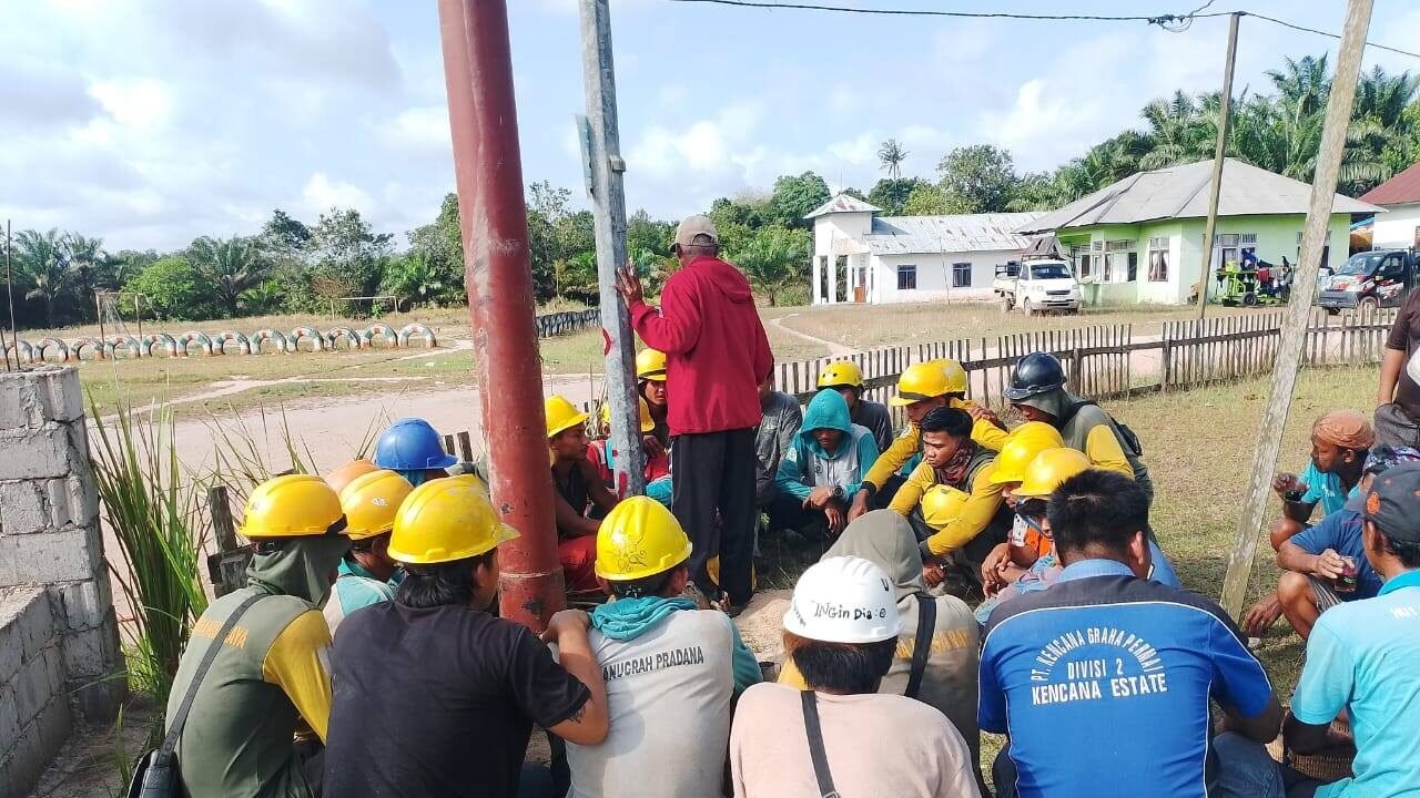 Warga Desa Rangkung melakukan ritual adat syukuran bersama petugas PLN saat penancapan tiang listrik pertama di Kabupaten Ketapang (Dok. HO/Faktakalbar.id)