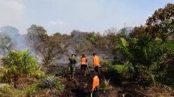 Tim gabungan personel TNI-Polri bersama Manggala Agni meninjau dan memadamkan langsung titik api di Kecamatan Selakau Timur guna mencegah meluasnya bencana karhutla.