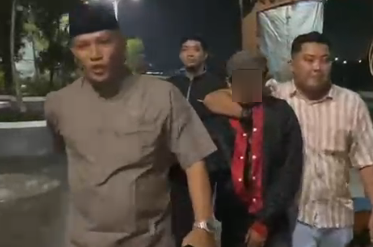 Tim gerak cepat gabungan dari Kejaksaan dan Kepolisian saat mengamankan kembali tersangka yang sempat melarikan diri pada proses pelimpahan tahap II.