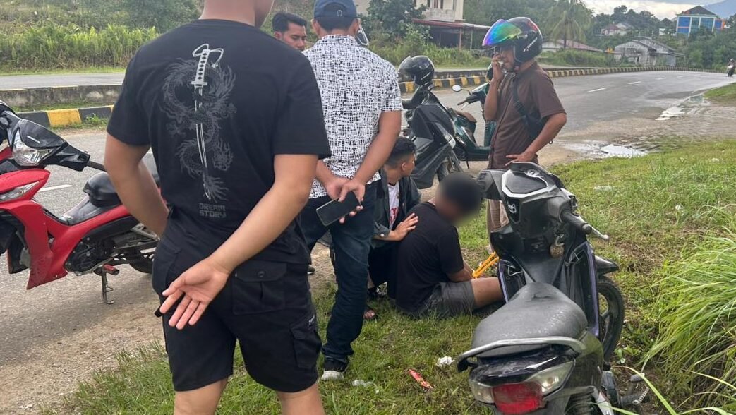 Petugas kepolisian Polsek Entikong mengamankan terduga pelaku pembawa narkotika jenis sabu di kawasan Jalan Lintas Malindo, Kabupaten Sanggau.