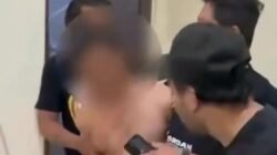 Tersangka IR saat diamankan oleh pihak kepolisian di sebuah indekos di Kota Pontianak usai melakukan aksi pencurian sepeda motor di wilayah Kabupaten Bengkayang.