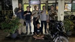 Pihak kepolisian saat mengamankan seorang terduga pelaku pencurian dari kejaran warga di kawasan Sosok, Kabupaten Sanggau.