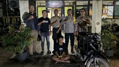 Pihak kepolisian saat mengamankan seorang terduga pelaku pencurian dari kejaran warga di kawasan Sosok, Kabupaten Sanggau.
