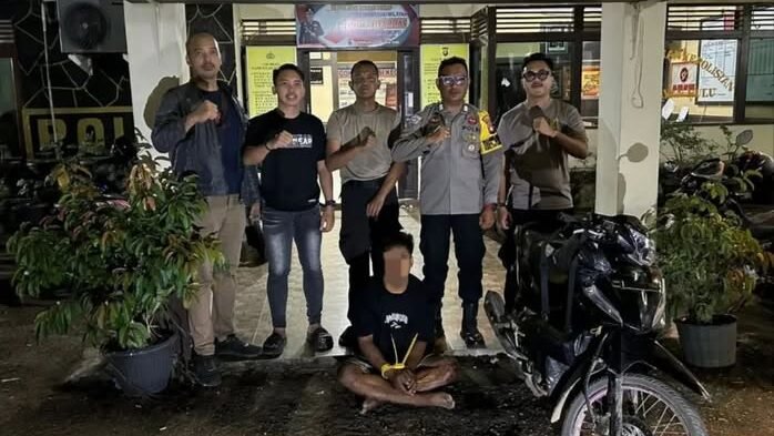 Pihak kepolisian saat mengamankan seorang terduga pelaku pencurian dari kejaran warga di kawasan Sosok, Kabupaten Sanggau.