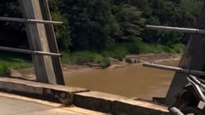 Kondisi struktur Jembatan Melawi II di Desa Pall, Kecamatan Nanga Pinoh, pascahilangnya dua batang besi pengaman yang diduga kuat digasak oleh pencuri.