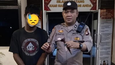 Warga Jalan Padat Karya Pontianak Selatan menggagalkan aksi pencurian dan membekuk seorang residivis (kiri) yang membawa senjata tajam jenis keris. (Dok: @polsek_pontianakselatan)