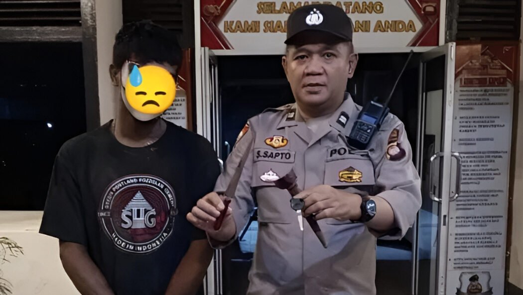 Warga Jalan Padat Karya Pontianak Selatan menggagalkan aksi pencurian dan membekuk seorang residivis (kiri) yang membawa senjata tajam jenis keris. (Dok: @polsek_pontianakselatan)