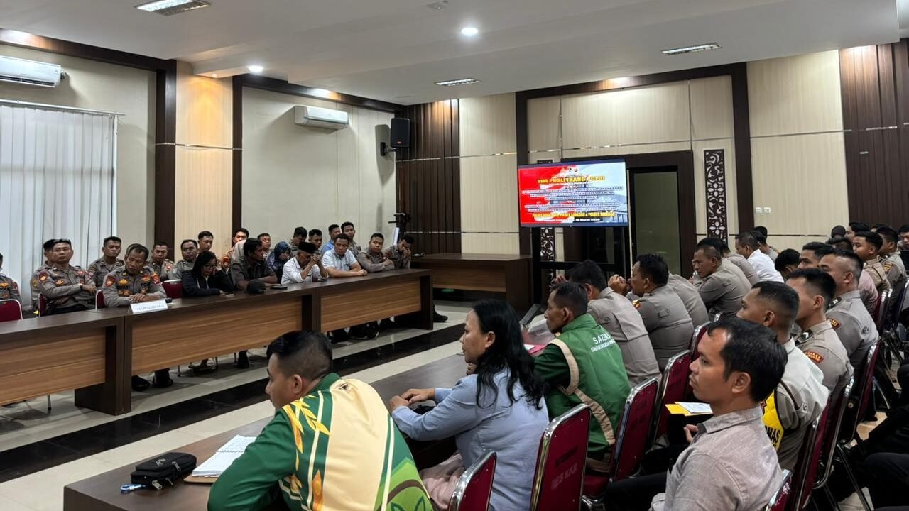 Tim Puslitbang Polri saat melaksanakan kegiatan penelitian strategis terkait optimalisasi peralatan pengendalian massa di Markas Polres Kubu Raya.