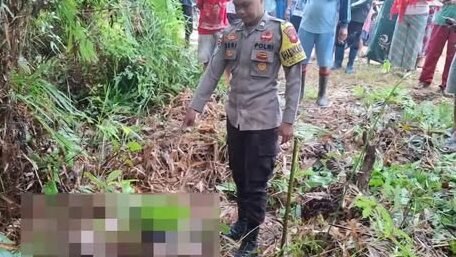 Personel Polsek Seberuang bersama warga mengevakuasi sesosok jenazah pria yang ditemukan tewas di tepi jalan poros Desa Gurung, Kapuas Hulu.