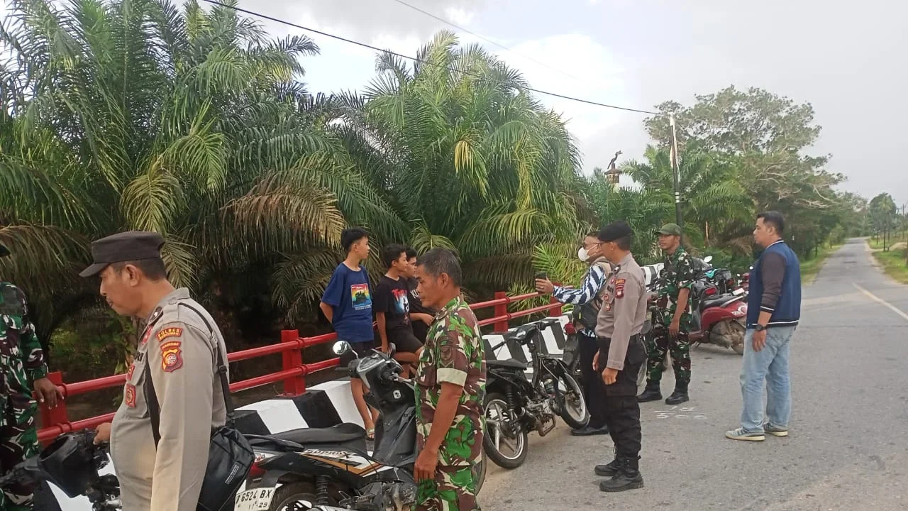 Personel gabungan saat memberikan pembinaan persuasif kepada sejumlah remaja yang kedapatan berkumpul di perbatasan menjelang waktu berbuka puasa.