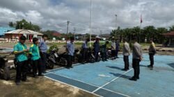 Jajaran personel Polsek Meliau saat mendata dan memberikan pembinaan kepada pelajar yang terjaring razia penertiban knalpot bising di lingkungan sekolah.