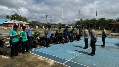 Jajaran personel Polsek Meliau saat mendata dan memberikan pembinaan kepada pelajar yang terjaring razia penertiban knalpot bising di lingkungan sekolah.